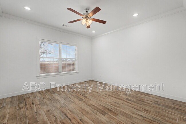 Building Photo - 3213 SW Hillstone Ave