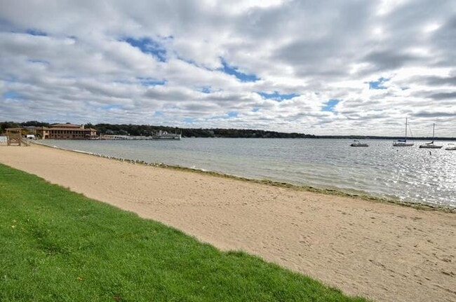 Building Photo - Elmwood