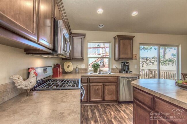 Building Photo - Spacious 4 Bed/3 Bath Single Family Home i...