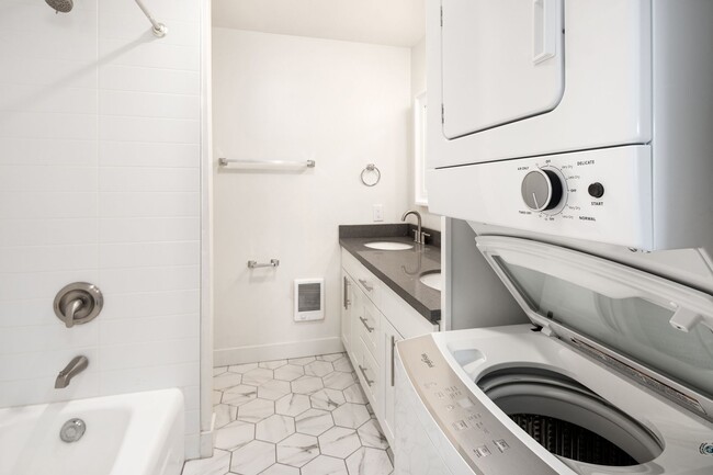 Building Photo - 1 Month Free! Greenlake 2 Bedroom - Top Floor, Washer/Dryer, Private Balcony, Parking Available