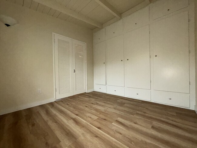 Building Photo - 3/1 in East Davis, New windows, new floors, new paint!