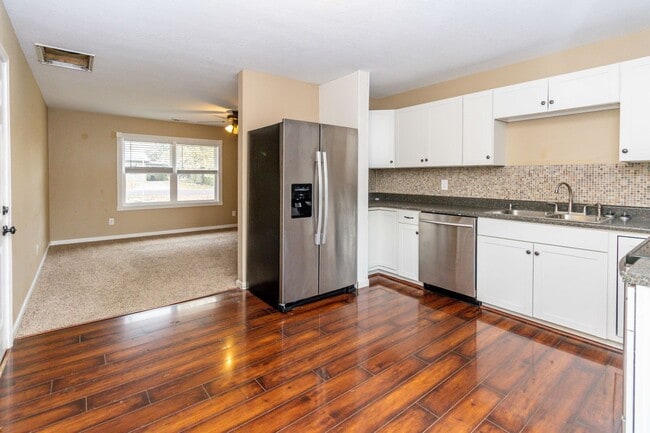 Building Photo - 3 bed, 1 bath home for rent!