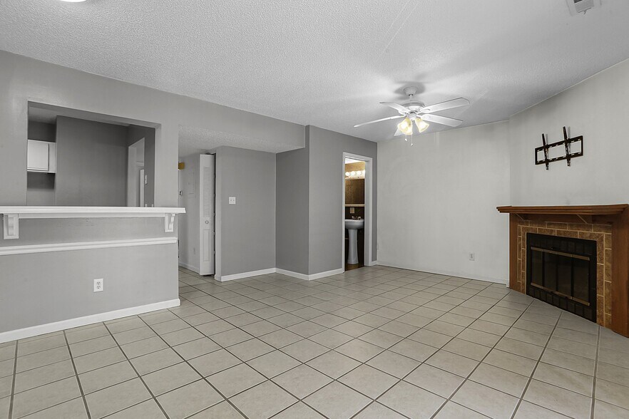Building Photo - 8901 N Swan Cir