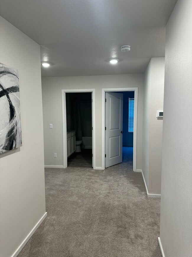 Building Photo - Pet friendly 4 bedroom 2.5 bath house!