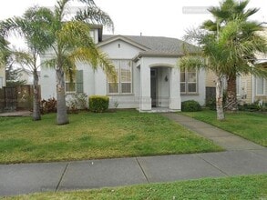 Building Photo - Large family home in desirable area