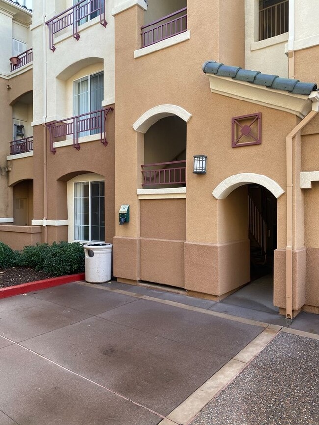 Building Photo - Great first floor corner unit!!