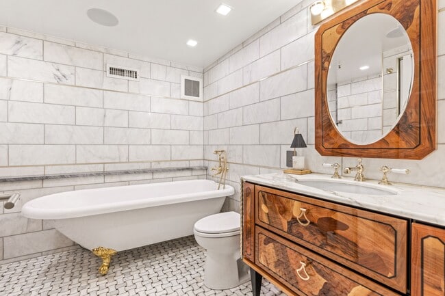 Building Photo - 104 Thompson St