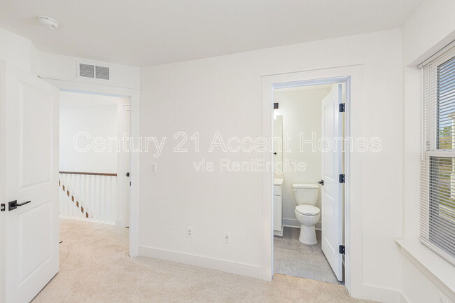 Building Photo - 9123 Crk Btm Ln