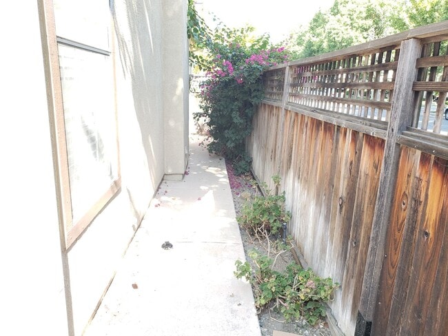 Building Photo - WillowGlen: Beautiful 3 Bedroom 3 Bathroom...