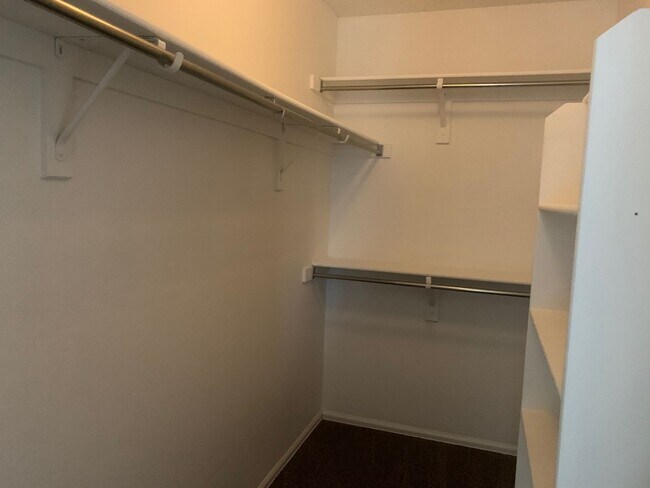 Building Photo - Spacious 4 Bedroom Home