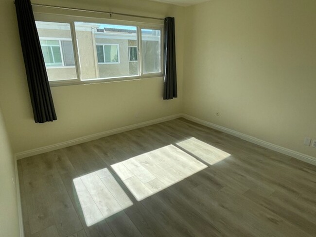 Building Photo - 2 Bd 1.5 bath Condo in Irvine