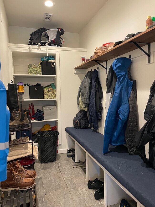 Building Photo - 1721 N High Point Rd