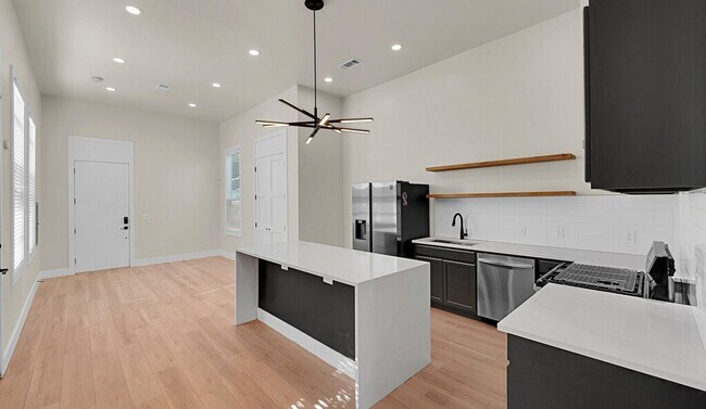 Building Photo - Beautiful 3 bedroom / 3 bath house available now!