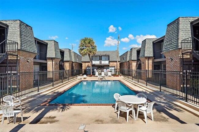Building Photo - 711 Holiday Dr