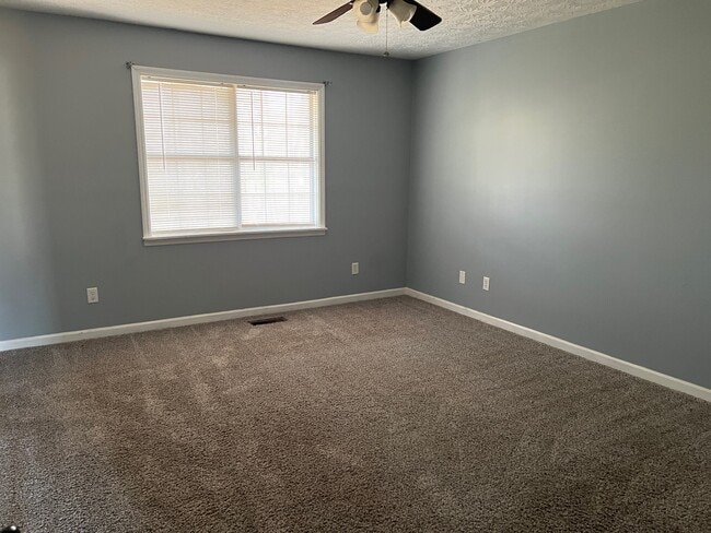 Building Photo - 11 Lone Oak Dr