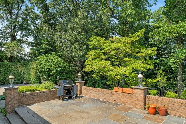 Building Photo - 787 Peach Tree Ln
