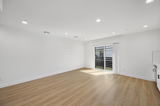 Building Photo - 14420 Tiara St