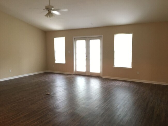 Building Photo - 5643 Sioux Dr