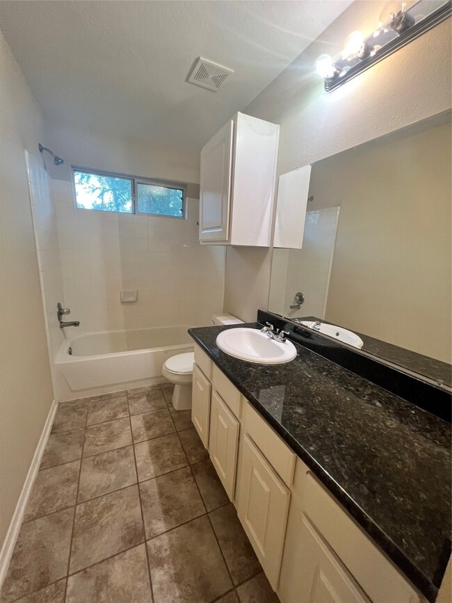Building Photo - 15 Jewelsford Ct