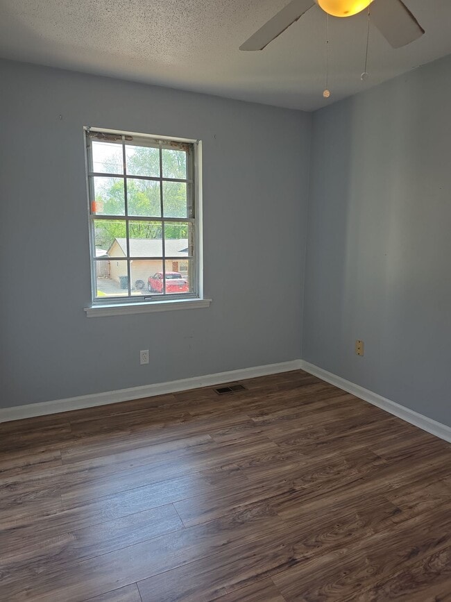 Building Photo - 3910 Grunden Dr SW