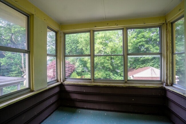 Building Photo - 464 Allen St