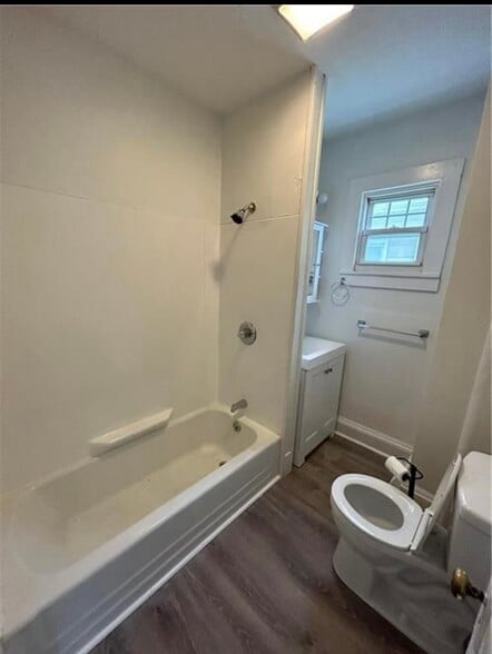 Building Photo - 407 William St