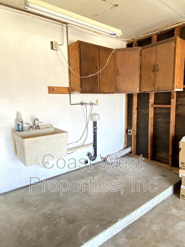 Building Photo - 6570 Oakridge Rd