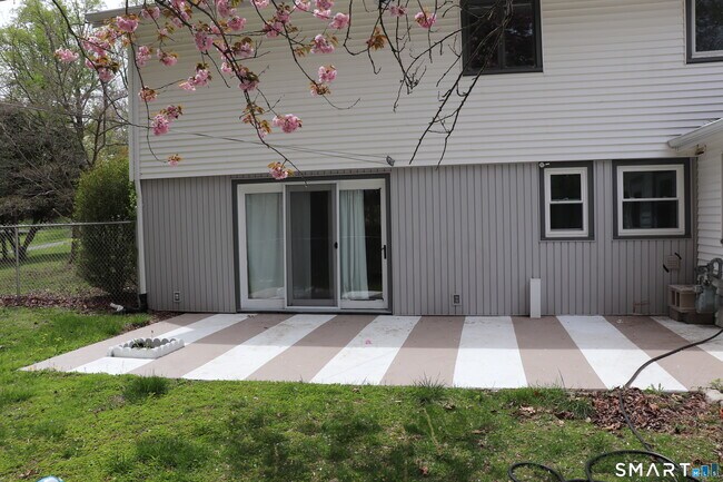 Building Photo - 442 Surrey Ln