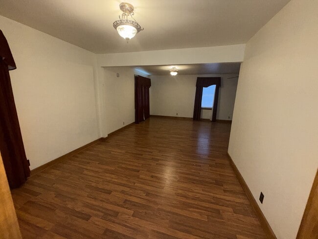 Building Photo - "Charming 2-Bed Home with Spacious 1700 Sq Ft Layout, FENCED yard!"