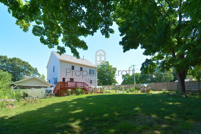 Building Photo - 6 Meeting House Ln