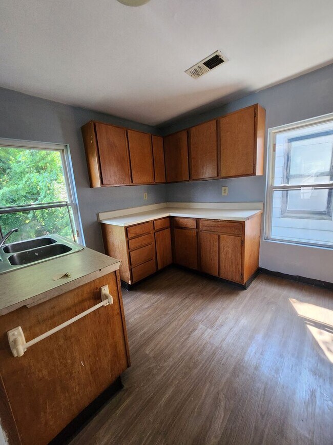 Building Photo - Upper 2 bedroom unit