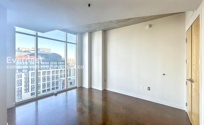 Building Photo - Modern 1-Bedroom Condo with City Views in Prime Nashville Location / Available Now!