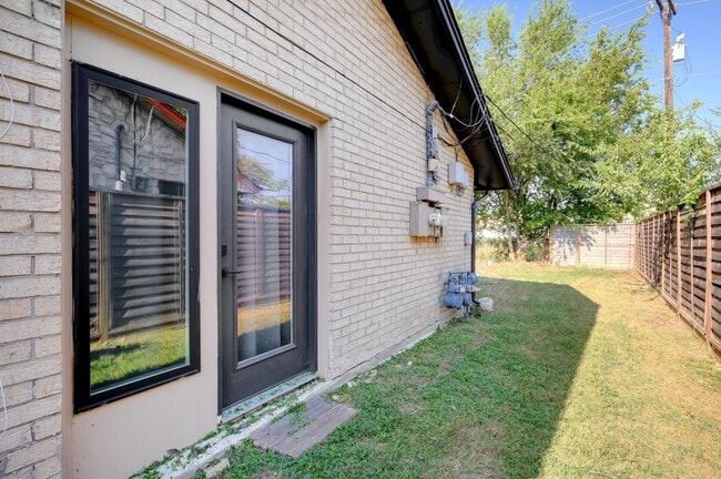 Building Photo - 2107 Darwin Dr