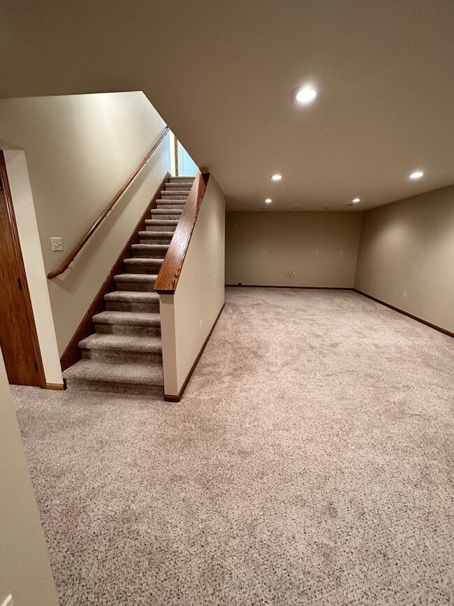 Building Photo - Rent: 4 Beds