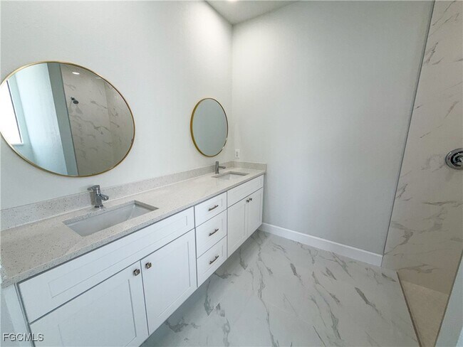 Building Photo - 1227 SE 3rd Ave