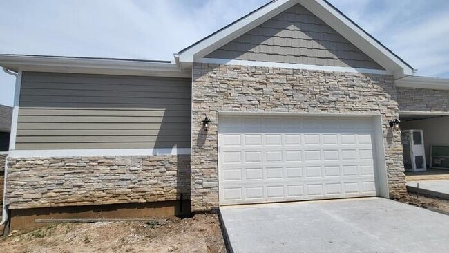 Building Photo - Maintenance free living in Blue Valley School district