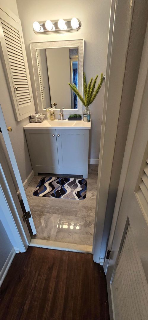Building Photo - Renovated Two Bedroom Condo with Garage Space in Ladue School District