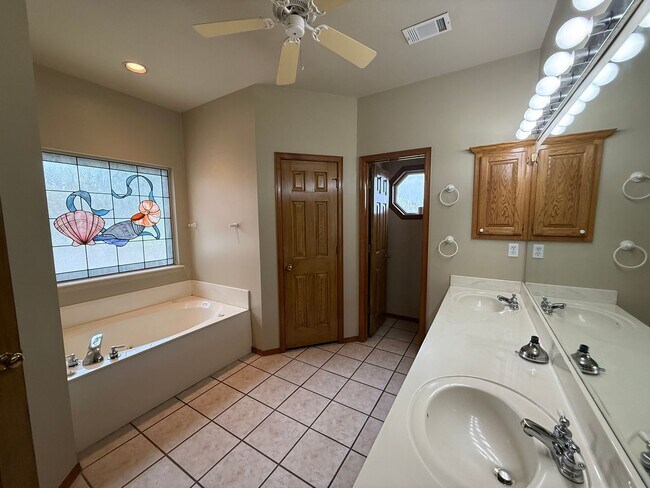 Building Photo - Right On The Green- 3 Bedroom Updated Home on Battle Creek