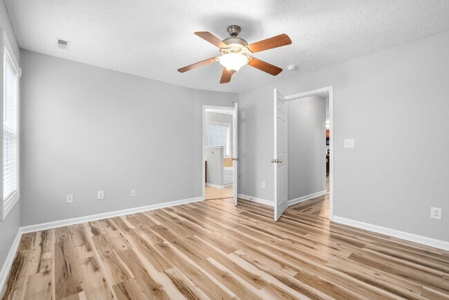 Building Photo - Spacious Home Conveniently Located Near I-24, Shopping, Restaurants, Movie Theater, AND More!
