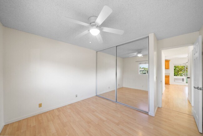 Building Photo - 2305