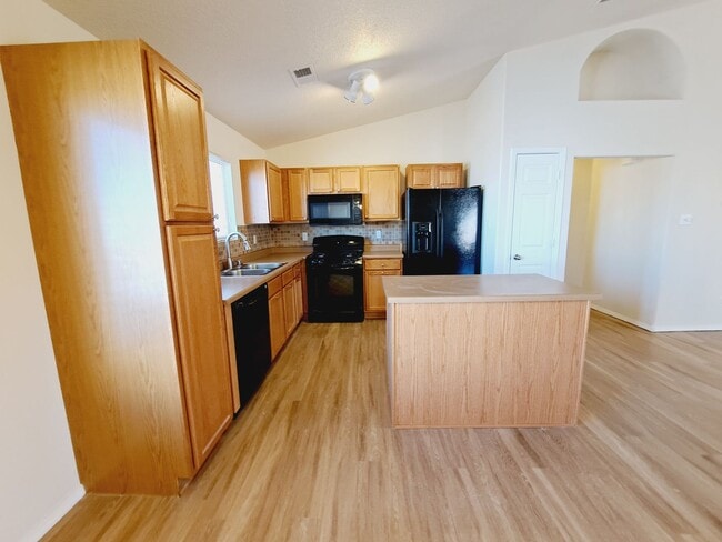 Building Photo - 3 bed 2 bath 1575 sq ft home