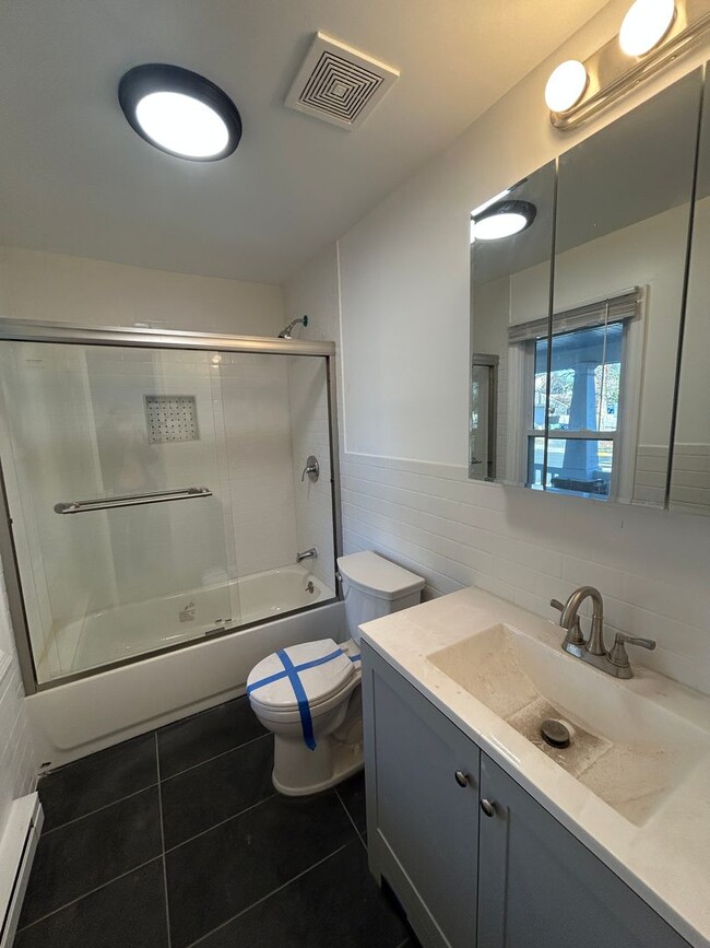 Building Photo - Newly Renovated 5 Bedroom 2 Bathroom Singl...