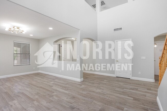 Building Photo - 1553 E Alba Dr