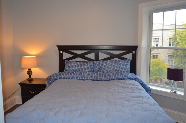 Building Photo - Beautiful penthouse unit in Lakeview