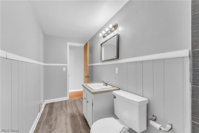 Building Photo - 10725 Vernon Ave