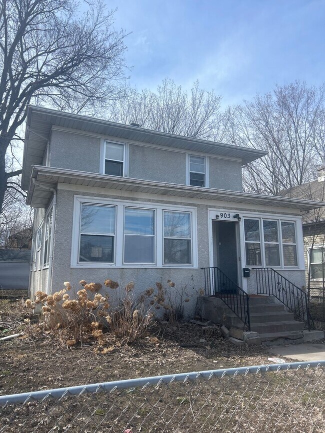 Building Photo - Gorgeous single family home! 4 Bed 2 Bath House Available 10/01/24