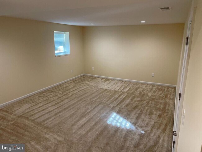 Building Photo - 1255 Madison Ln