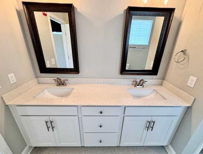 Building Photo - 2 Bed, 2 Bath Condo w/ Elevator Close to D...