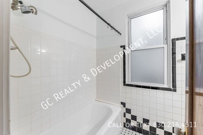 Building Photo - ***MOVE IN SPECIAL - 2 WEEKS FREE RENT / 3...