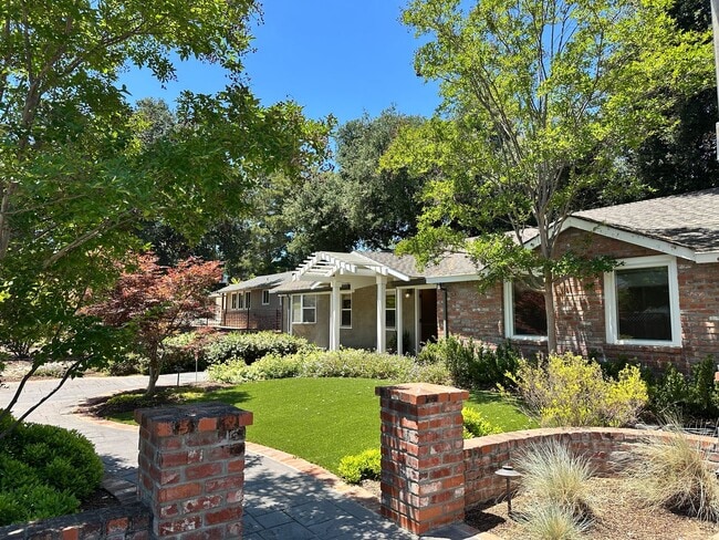 Building Photo - Beautiful 4 Bed 3 Bath Home with Attached ...